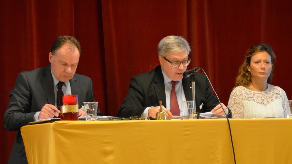 De g. à d. Arnold Schöpfer (1er vice-président), Laurent Passer (président) et Célia Lopes (2e vice-présidente) (Photo:Véronique Benz)