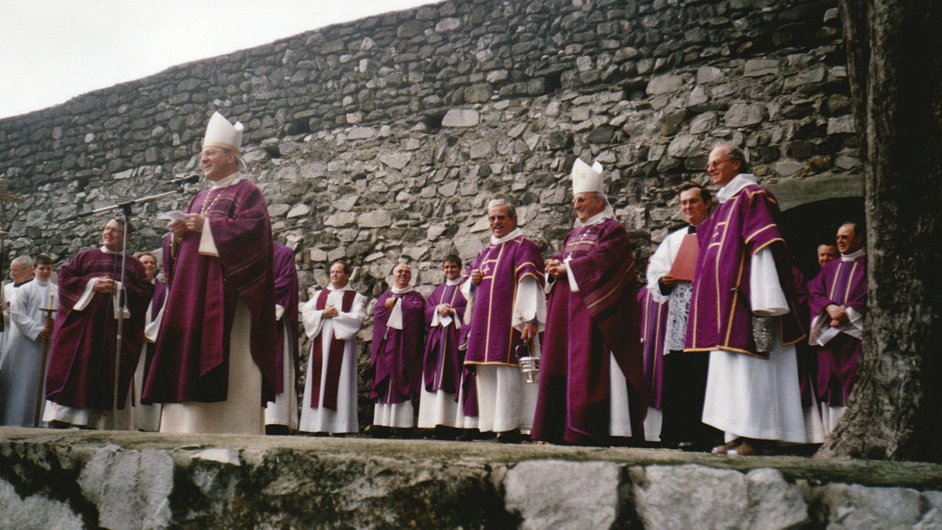 Saint-Maurice, 2000. Les festival des famille s'est délocalisé. L'expérience ne sera pas renouvelée pour des raisons logistiques. Mgr Norbert Brunner et Mgr Joseph Roduit (arrière plan). (Photo: DR)