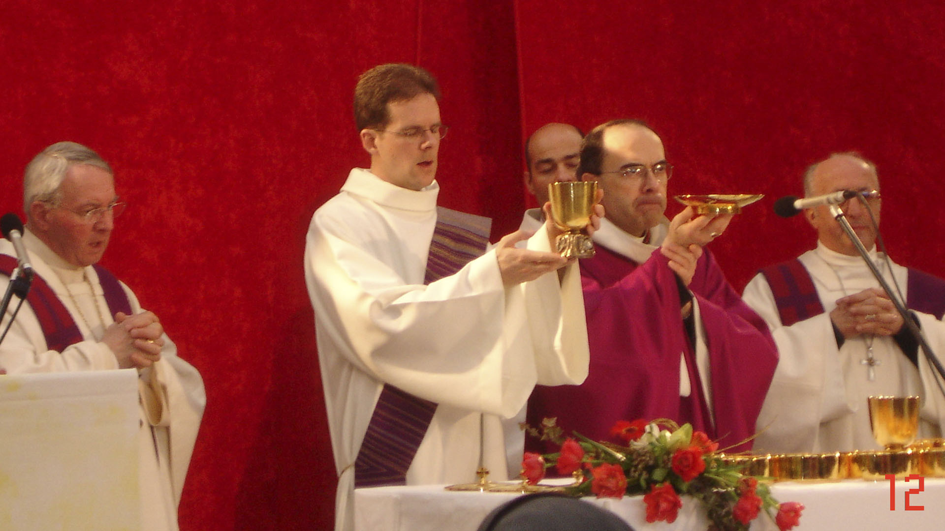 Sion, 2006. Collège des Creusets. Mgr Philippe Barbarin, archevêque de Lyon est invité pour les 10 ans du festival. "C'est génial ce que vous faites", a-t-il lancé aux Mayoraz. Le Festival des familles de Lyon naît deux ans plus tard. (Photo: DR) 