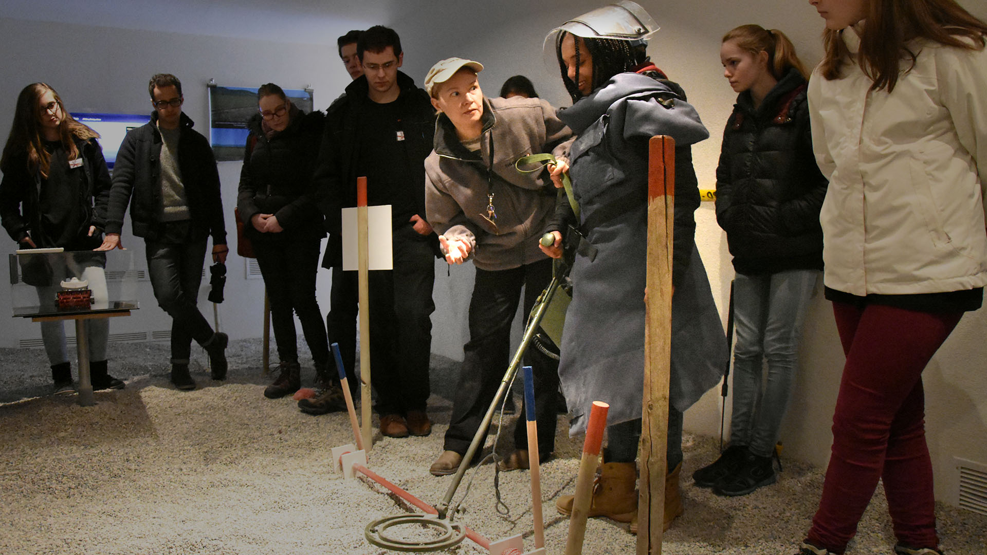 Les jeunes de la Montée vers Pâques découvrent la combinaison de déminage à la Fondation Digger à Tavannes. (Photo: Grégory Roth)