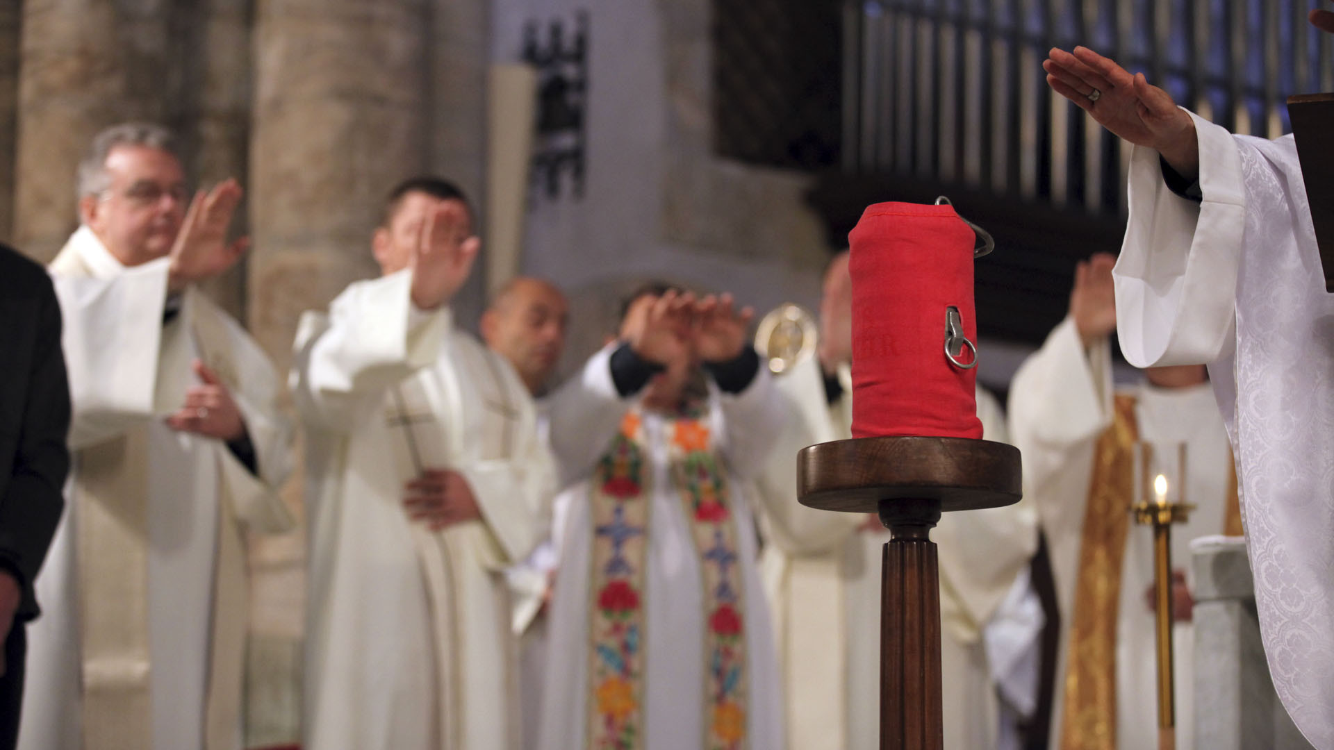 Sion le 24 mars 2016. L'huile de l'ordre est bénie par Mgr Jean-Marie Lovey et les prêtres présents à la messe chrismale à la cathédrale de Sion. (Photo: B. Hallet)