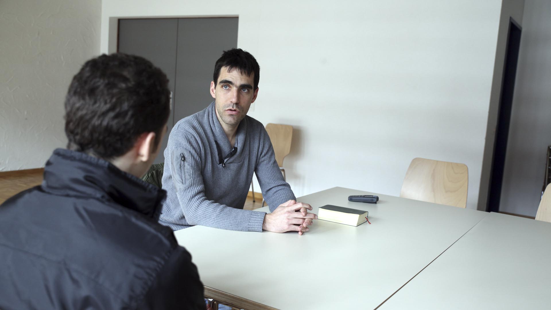 Granges le 22 février 2016. Centre éducatif fermé de Pramont. L'aumônier des prisons Jeff Roux en entretien avec un jeune. (Photo: B. Hallet)