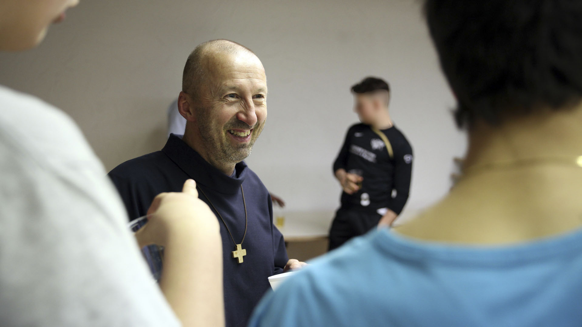 Granges le 8 février 2016. Centre éducatif fermé de Pramont. Le chanoine Gilles Roduit partage un moment avec les jeunes du centre, après la messe qu'il a célébrée. (Photo: Bernard Hallet)