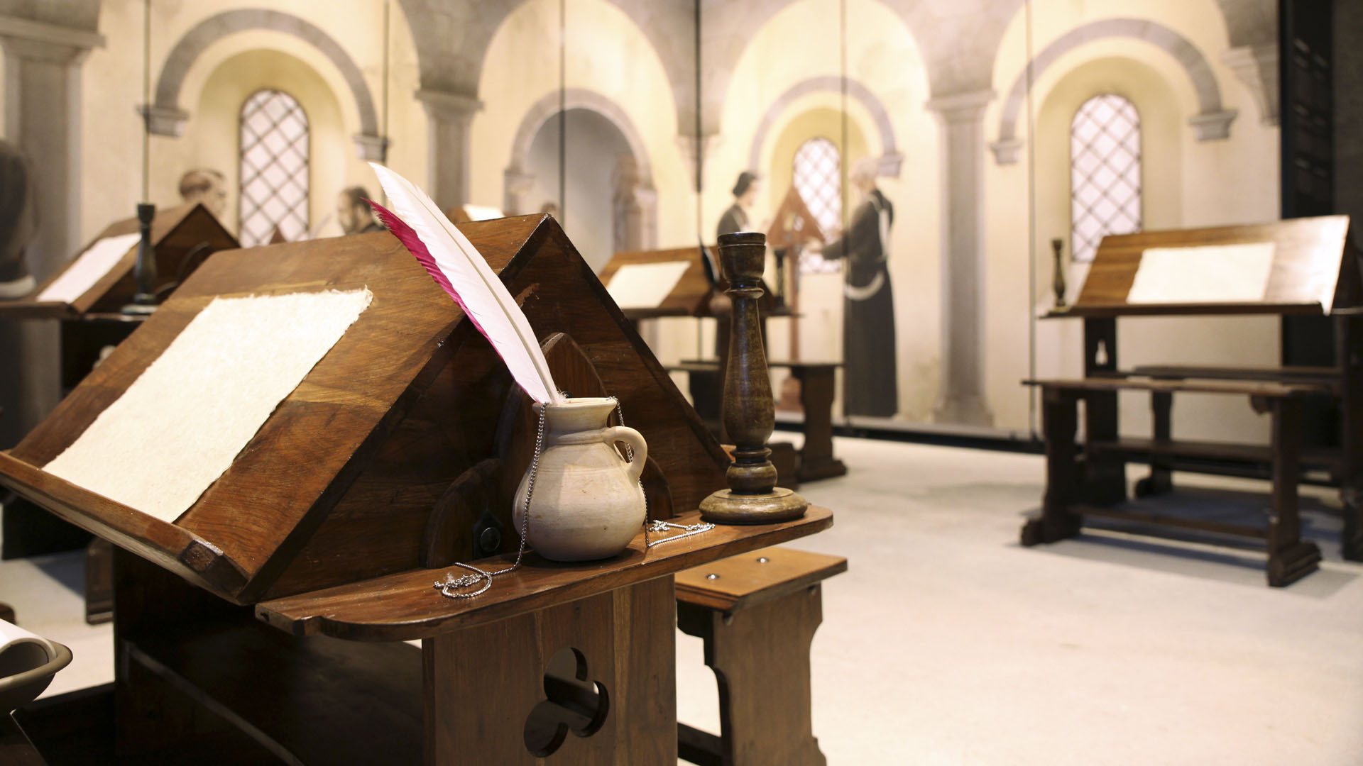 Saint-Maurice le 22 mars 2016. Exposition "Ecrire au Moyen-Age" dans le Clocher de l'abbaye. 2e étage du clocher, au scriptorium reconstitué. Encrier en terre cuite. (Photo: Bernard Hallet)