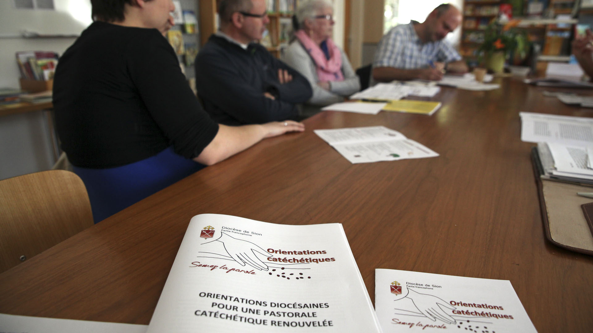 Sion le 27 avril 2016. Notre-Dame du Silence. Suite à la présentation des orientations de la catéchèse paroissiale, les participants se sont regroupés en décanat pour une première consultation. (Photo: Bernard Hallet)