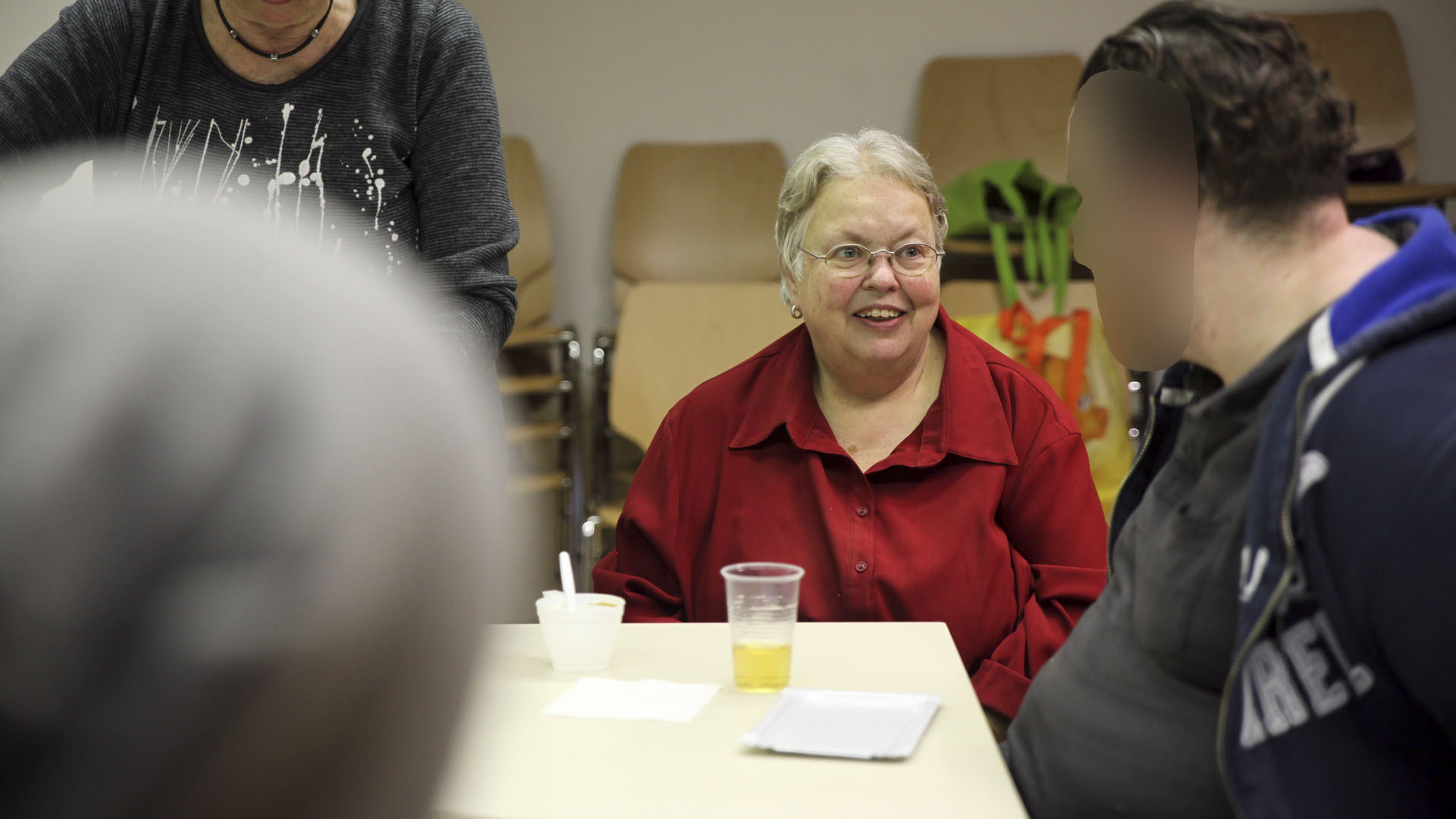 Granges (VS), le 2 mars 2016. Chantal discute avec un des jeunes. (Photo: Bernard Hallet)