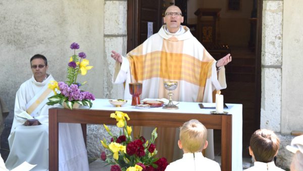 Fête-Dieu 2016 à la chapelle de St-Gilles à Cornol L'abbé Jean Jacques Theurillat et le diacre Philippe Charmillot, responsable de l'équipe de l'Unité pastorale (Photo: Jacques Berset)