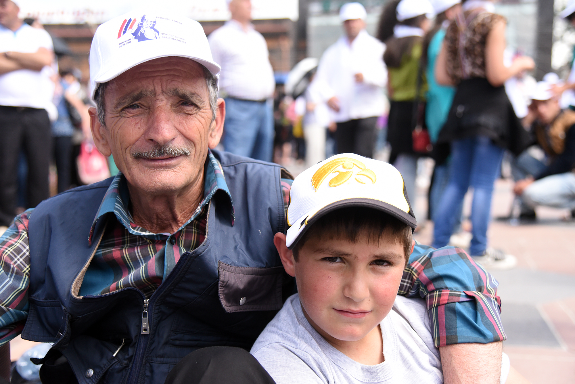 Cet homme et son fils sont venus de Géorgie pour rencontrer le pape à Gumri (Photo: Pierre Pistoletti)