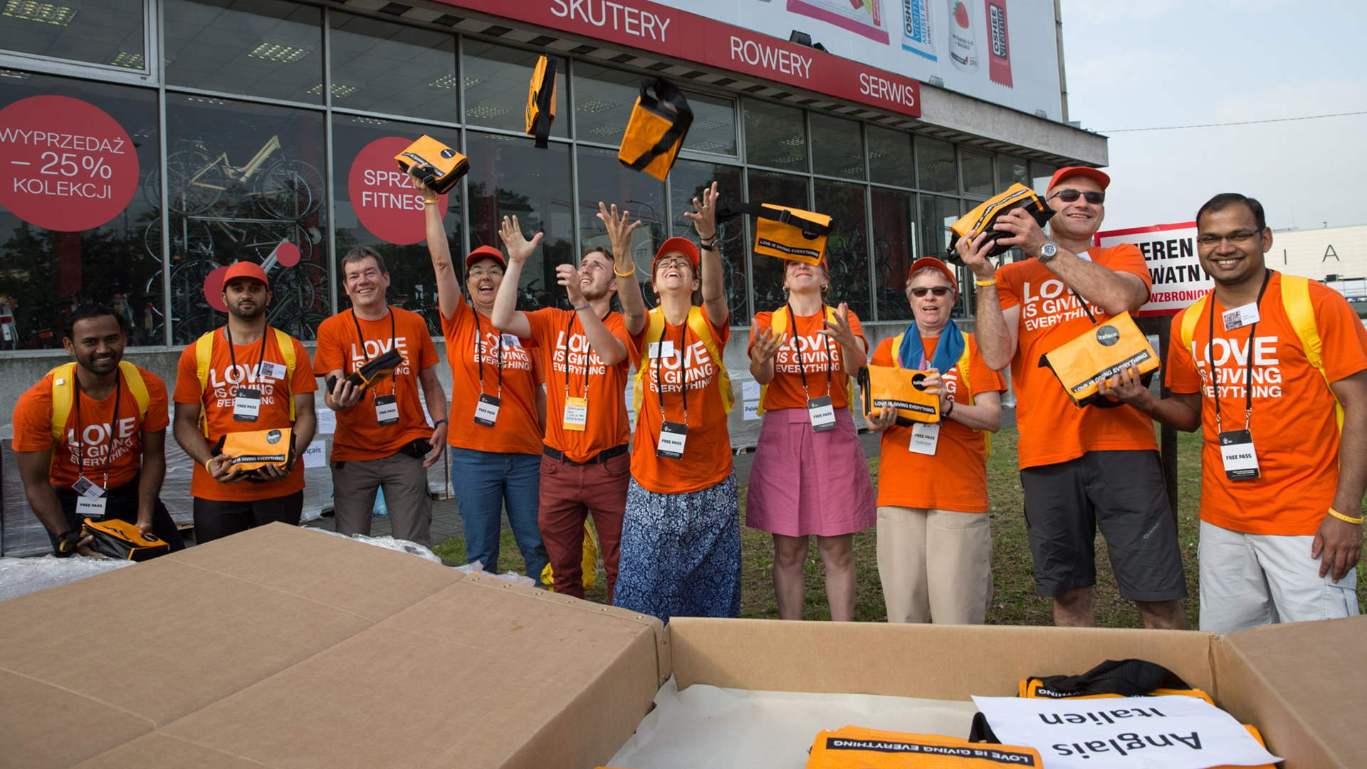 40 bénévoles ont distribué durant 4 jours 211'000 exemplaires (Photo: Jean-Claude Gadmer)