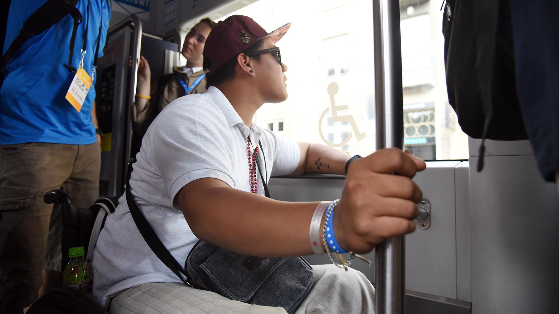 Louis, dans le tramway vers le Sanctuaire Jean-Paul II (Photo: Pierre Pistoletti)