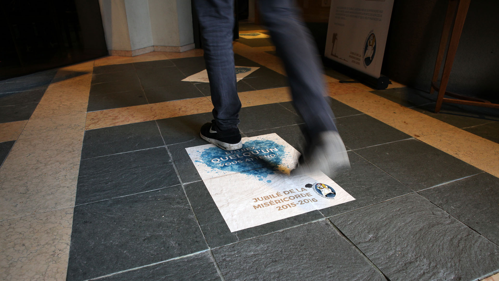 Lausanne le 18 août 2016. Chemin de la miséricorde dans la basilique de Notre-Dame de l'Assomption. Un balisage au sol, entraîne le pèlerin sur le chemin de la miséricorde. (Photo: B. Hallet)