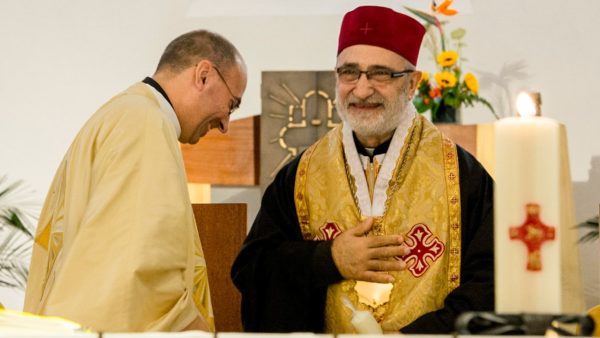 Nicolas Glasson a offert une bougie de Nicolas de Flüe à Mgr Nicolas Antiba (Photo:Christoph von Siebenthal)