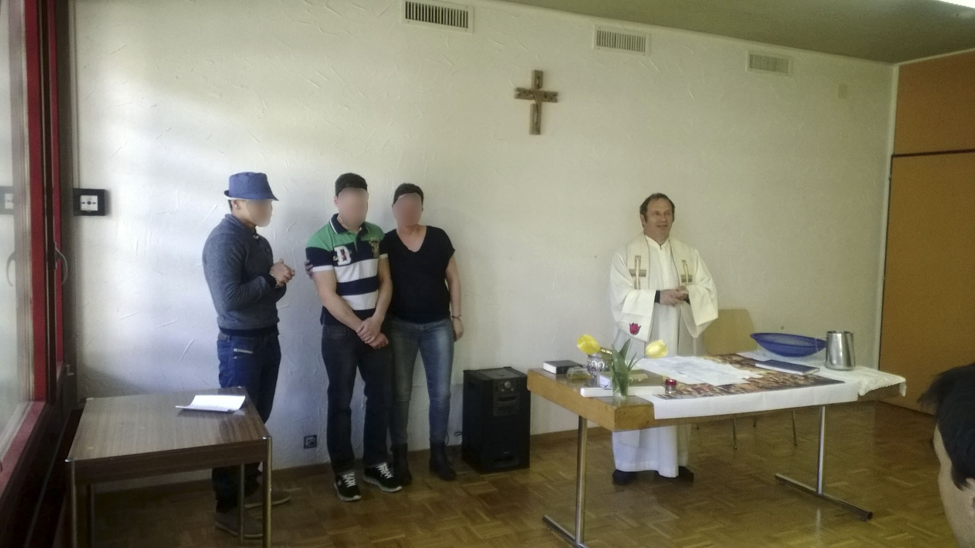 Quentin (polo rayé) le jour de son baptême. L'abbé Henri Roduit (à droite) a baptisé Quentin en présence du personnel de l'établissement, des proches de Quentin et des jeunes de son quartier. (photo: DR)