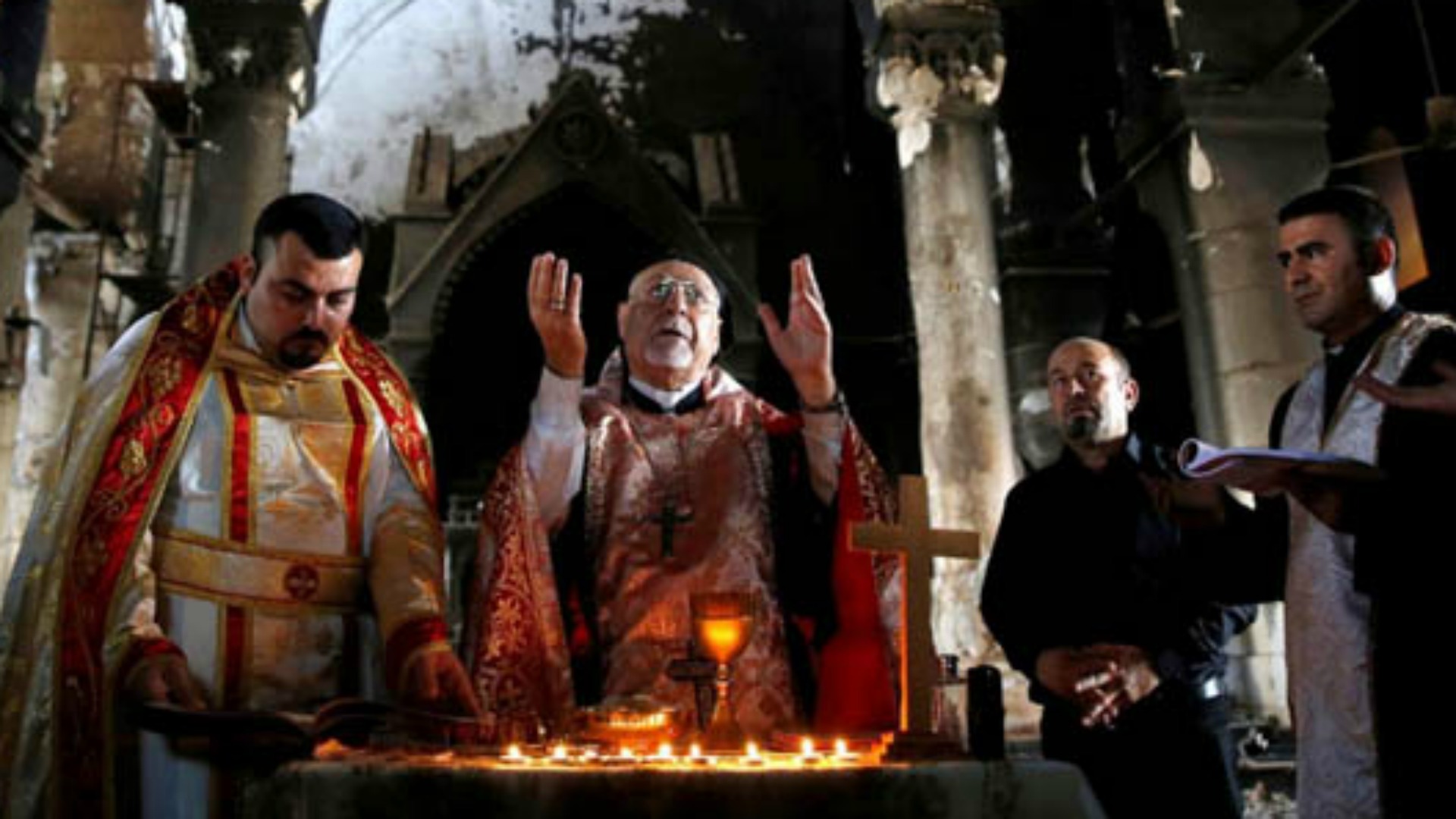 Mgr Yohanna Petros Mouché célèbre la messe dans la cathédrale de l'Immaculée, Conception, dans Qaraqosh libérée de Daech (Photo: Fraternité en Irak) 